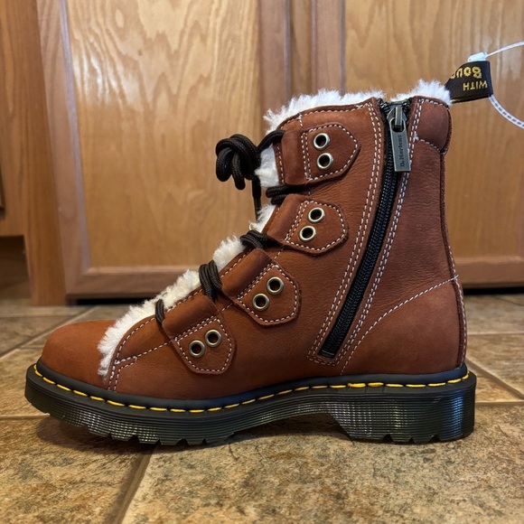 NWOT Dr. Martens women’s 1460 Lace To Toe Fur Lined Buttersoft Boots sz 5 - Picture 2 of 9